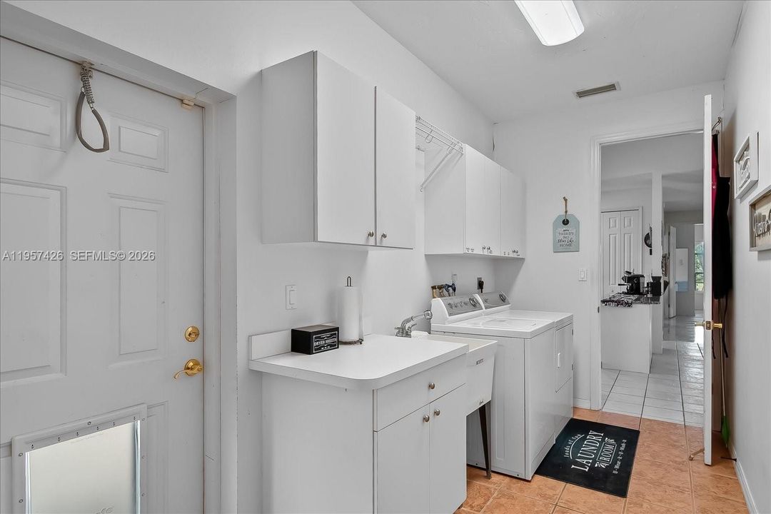 Недавно продано: $759,900 (6 спален, 3 ванн, 3812 Квадратных фут)