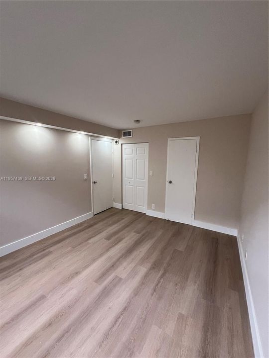 For Sale: $399,000 (2 beds, 2 baths, 988 Square Feet)
