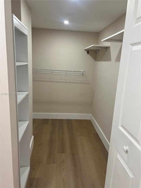 For Sale: $399,000 (2 beds, 2 baths, 988 Square Feet)