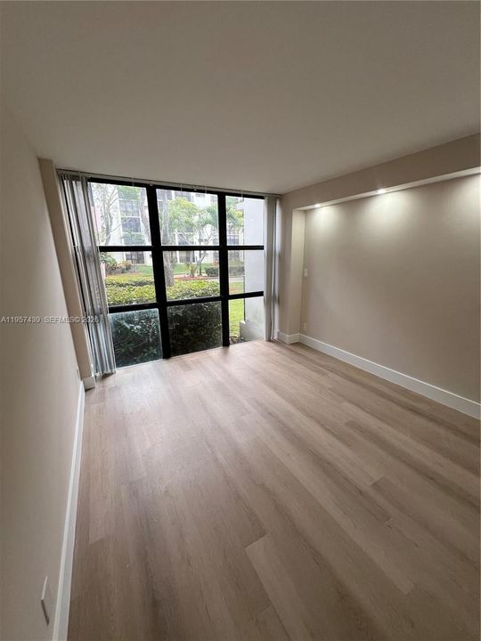 For Sale: $399,000 (2 beds, 2 baths, 988 Square Feet)