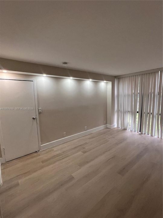 For Sale: $399,000 (2 beds, 2 baths, 988 Square Feet)