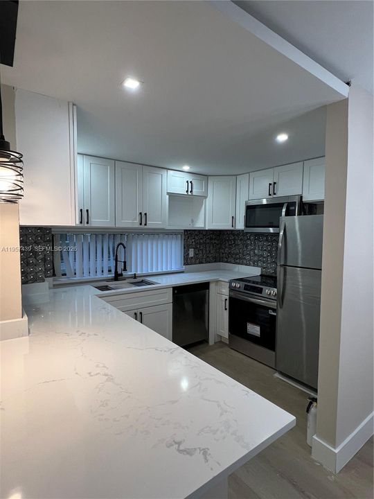 For Sale: $399,000 (2 beds, 2 baths, 988 Square Feet)