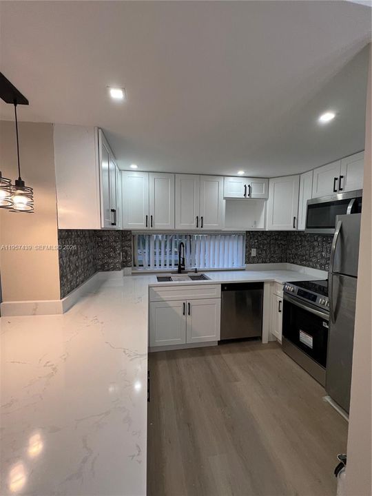 For Sale: $399,000 (2 beds, 2 baths, 988 Square Feet)