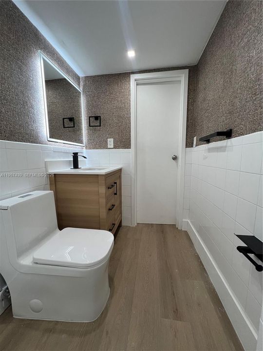 For Sale: $399,000 (2 beds, 2 baths, 988 Square Feet)