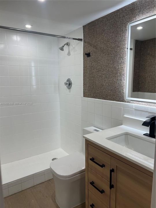 For Sale: $399,000 (2 beds, 2 baths, 988 Square Feet)