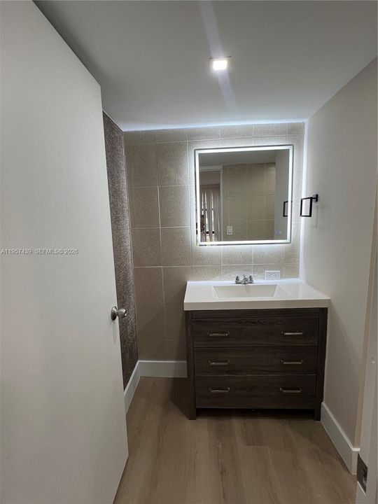 For Sale: $399,000 (2 beds, 2 baths, 988 Square Feet)