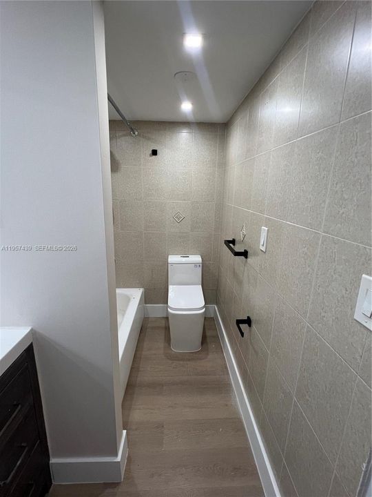 For Sale: $399,000 (2 beds, 2 baths, 988 Square Feet)