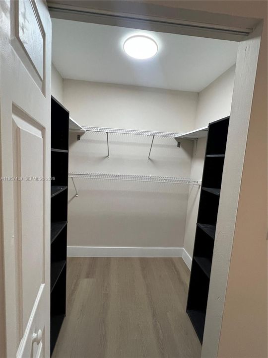 For Sale: $399,000 (2 beds, 2 baths, 988 Square Feet)