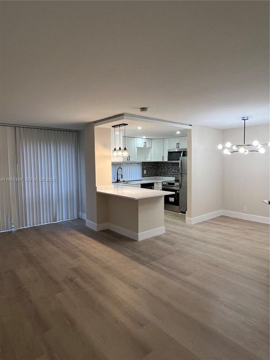 For Sale: $399,000 (2 beds, 2 baths, 988 Square Feet)