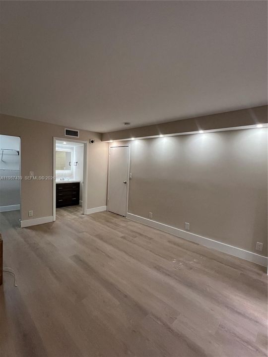 For Sale: $399,000 (2 beds, 2 baths, 988 Square Feet)