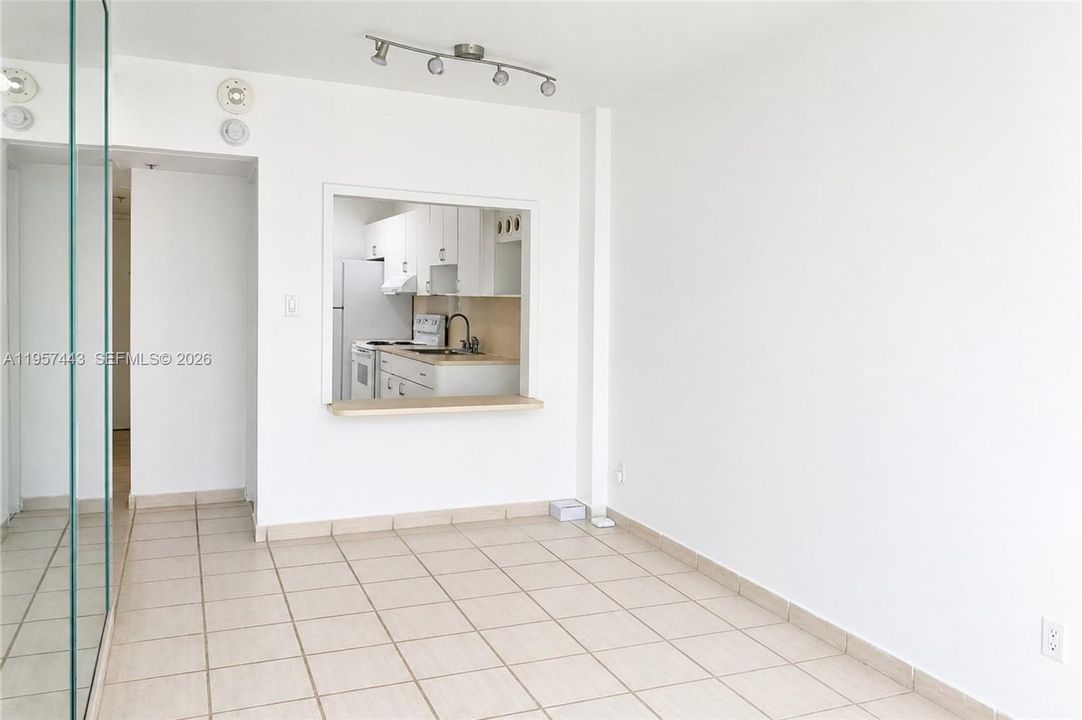 For Sale: $325,000 (1 beds, 1 baths, 545 Square Feet)
