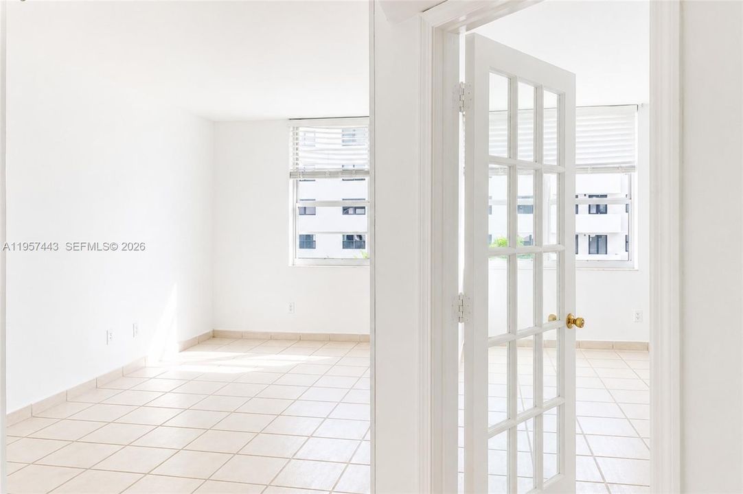 For Sale: $325,000 (1 beds, 1 baths, 545 Square Feet)