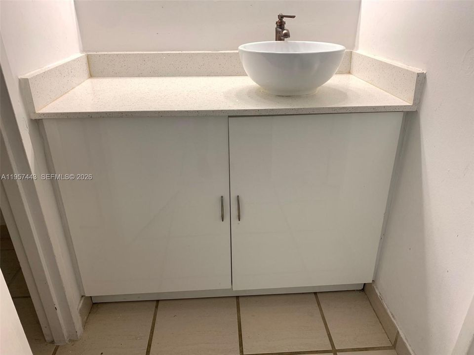 For Sale: $325,000 (1 beds, 1 baths, 545 Square Feet)