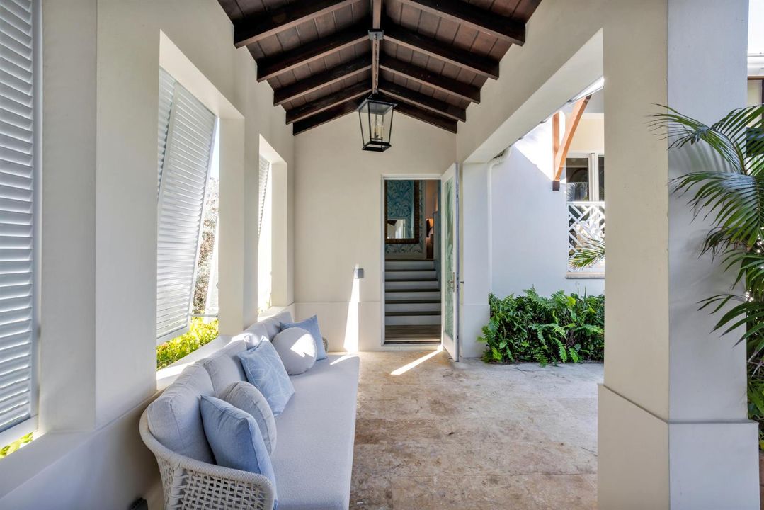 mls_LOGGIA_SEATING_STRAIGHT_EB