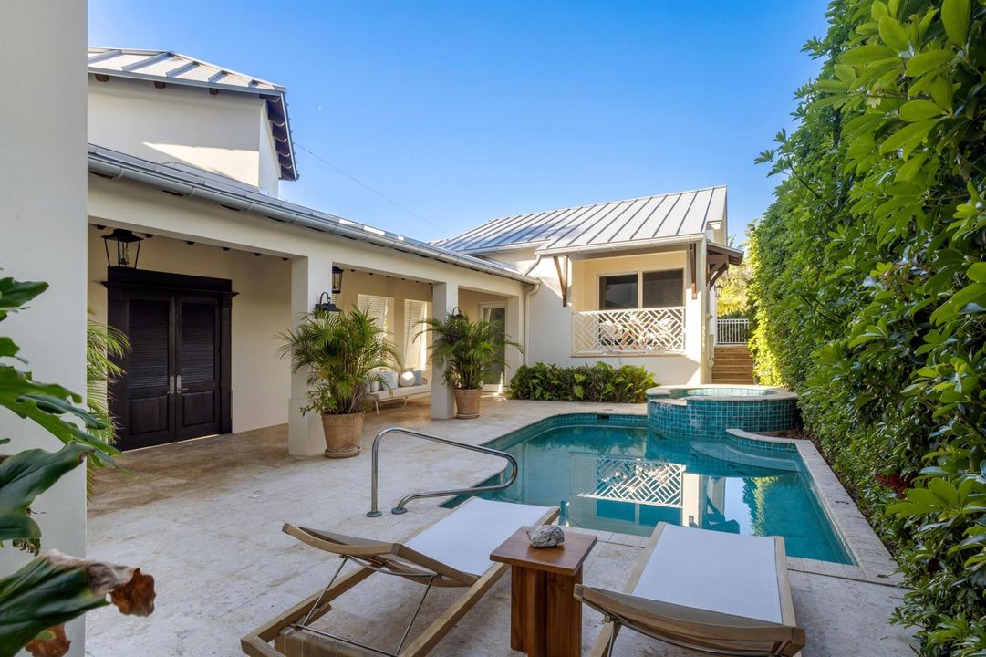 mls_POOL_SEATING_ANGLE_EB