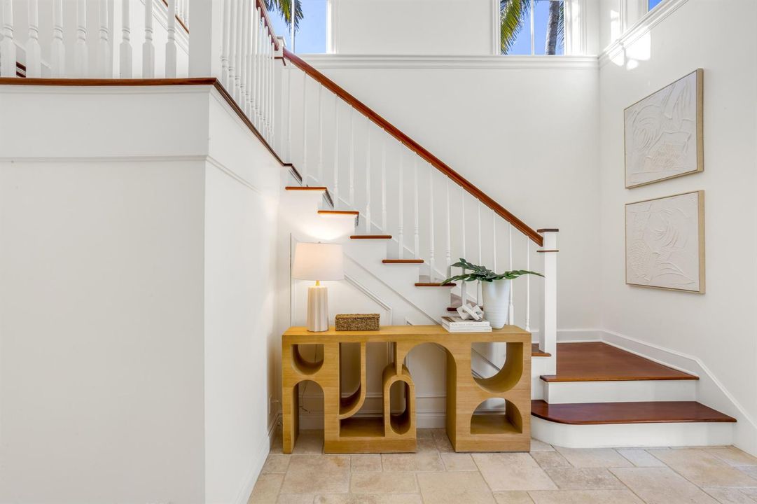 mls_FOYER_STRAIGHT_EB