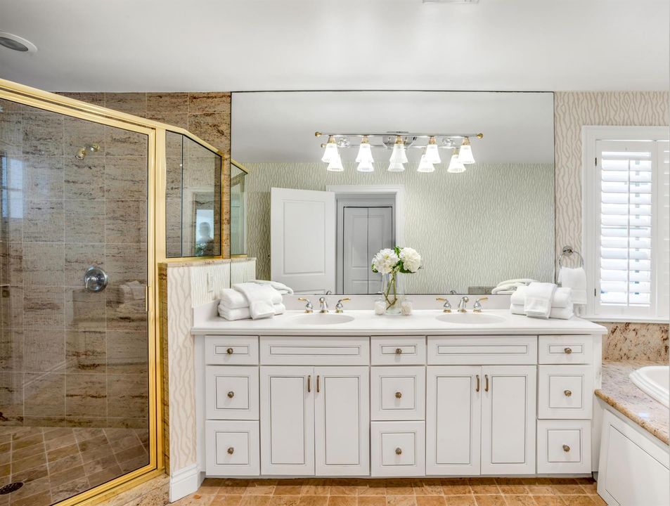 mls_PRIMARY_UPSTAIRS_BATHROOM_STRAIGHT_E