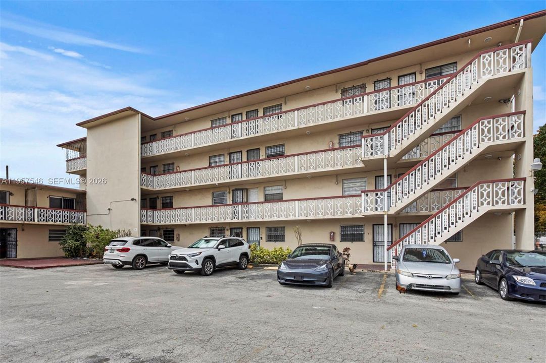 For Sale: $250,000 (1 beds, 1 baths, 669 Square Feet)