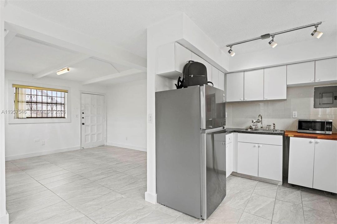 For Sale: $250,000 (1 beds, 1 baths, 669 Square Feet)
