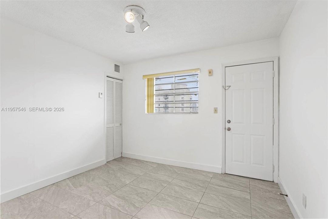 For Sale: $250,000 (1 beds, 1 baths, 669 Square Feet)