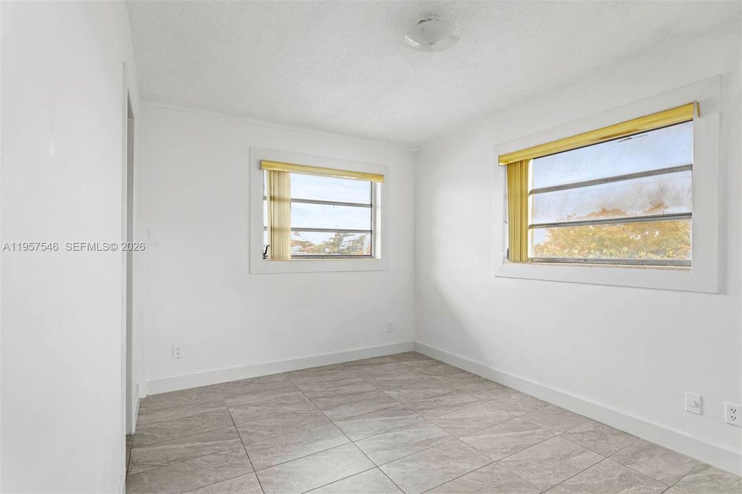 For Sale: $250,000 (1 beds, 1 baths, 669 Square Feet)