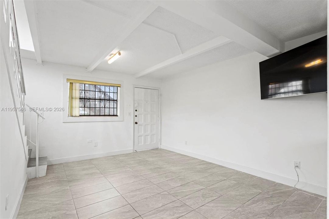 For Sale: $250,000 (1 beds, 1 baths, 669 Square Feet)
