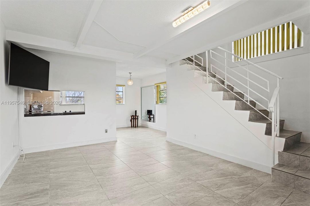 For Sale: $250,000 (1 beds, 1 baths, 669 Square Feet)