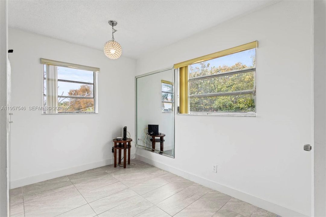 For Sale: $250,000 (1 beds, 1 baths, 669 Square Feet)