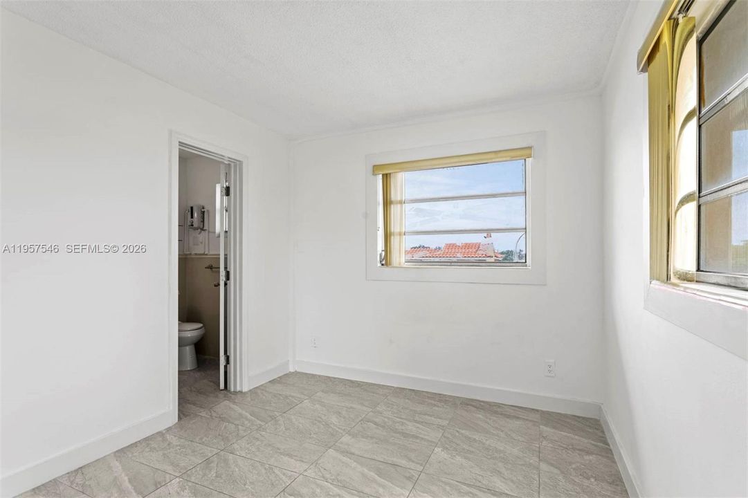 For Sale: $250,000 (1 beds, 1 baths, 669 Square Feet)