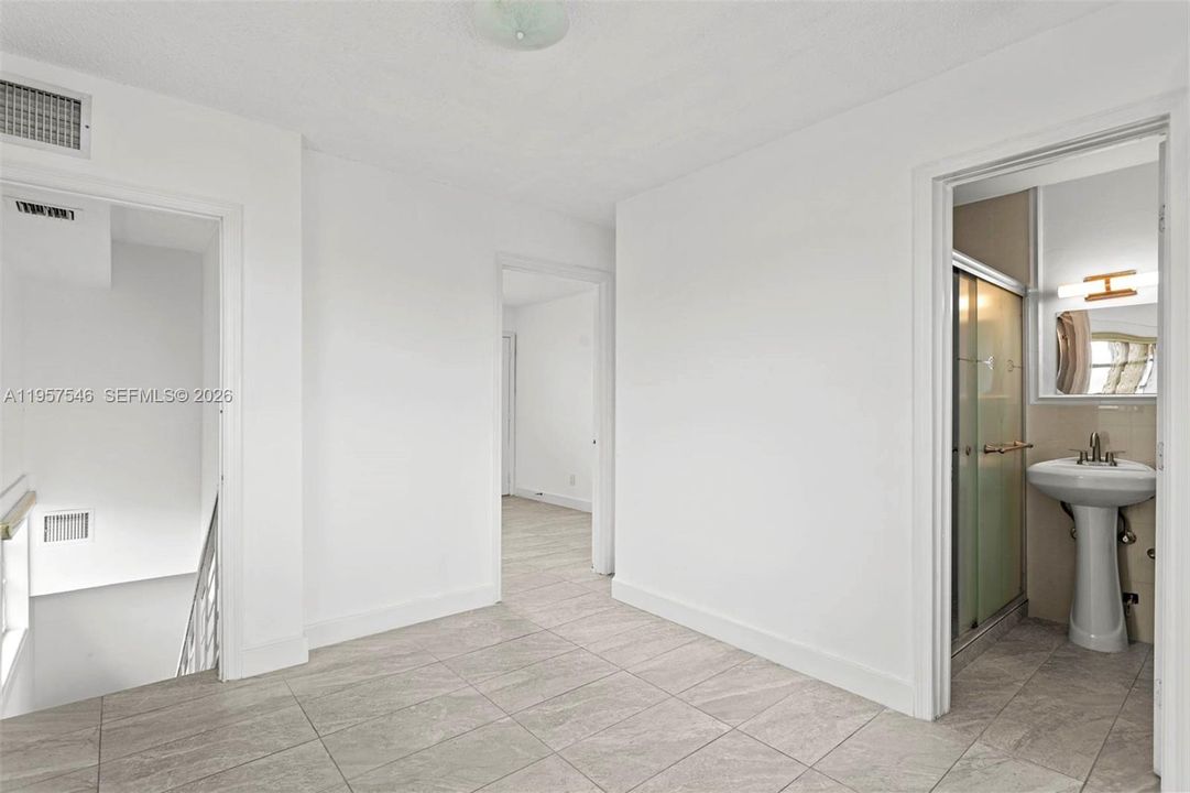 For Sale: $250,000 (1 beds, 1 baths, 669 Square Feet)