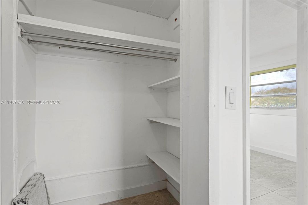 For Sale: $250,000 (1 beds, 1 baths, 669 Square Feet)