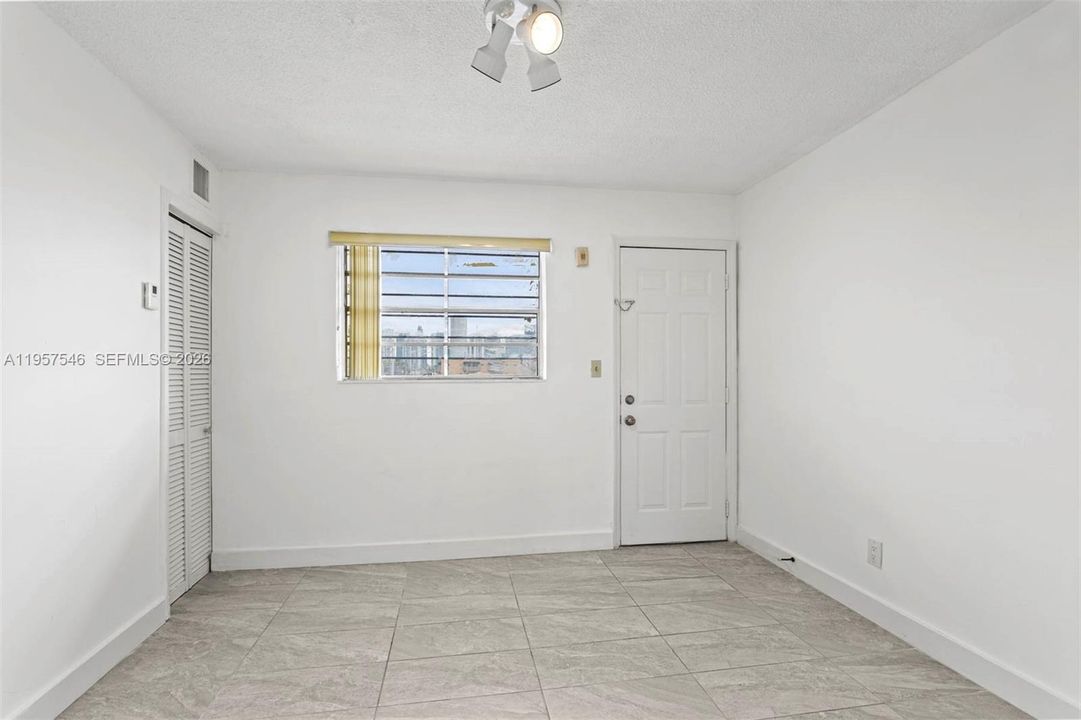 For Sale: $250,000 (1 beds, 1 baths, 669 Square Feet)