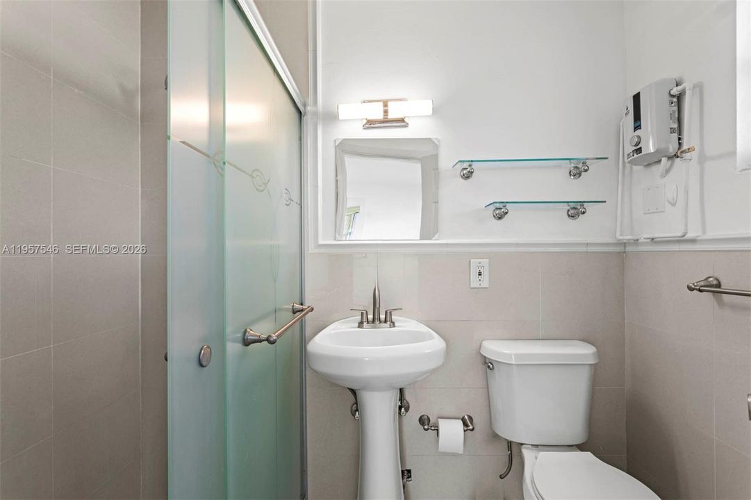 For Sale: $250,000 (1 beds, 1 baths, 669 Square Feet)