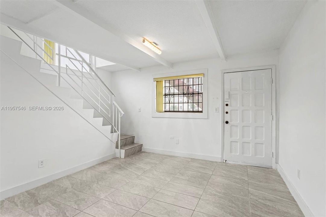 For Sale: $250,000 (1 beds, 1 baths, 669 Square Feet)