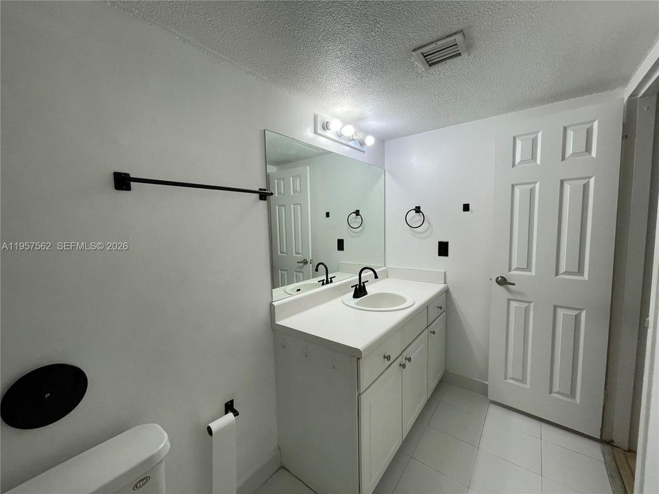 For Sale: $275,000 (1 beds, 1 baths, 810 Square Feet)