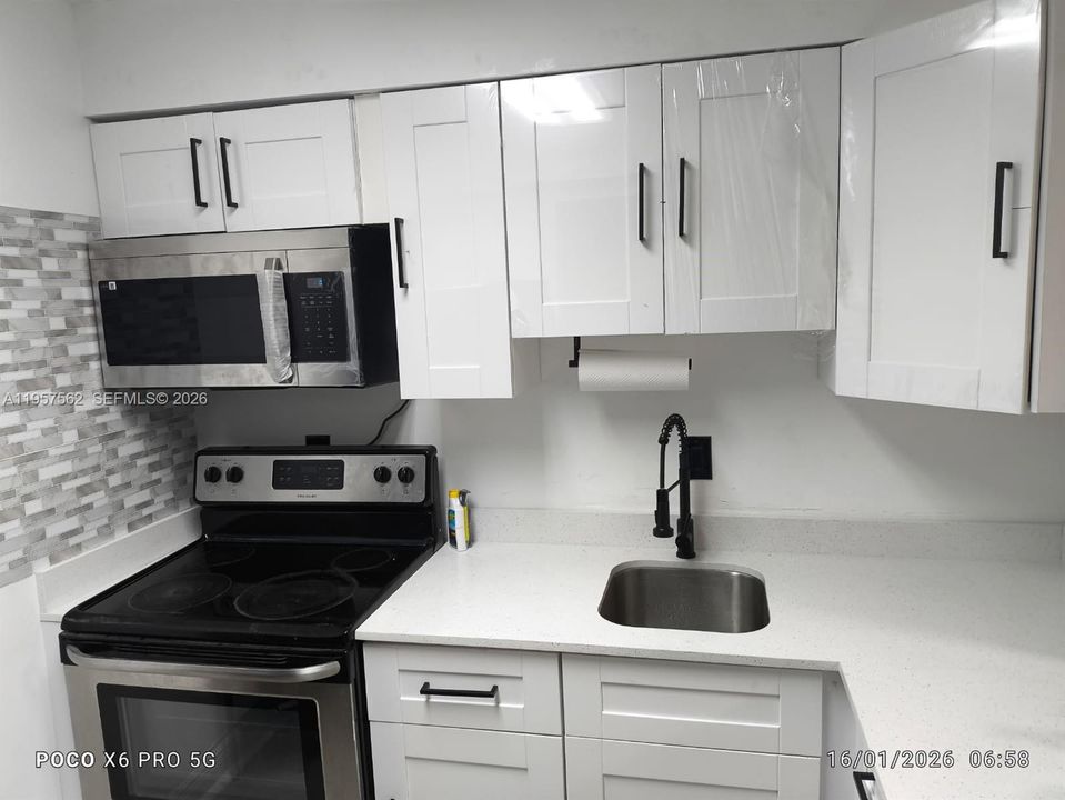 For Sale: $275,000 (1 beds, 1 baths, 810 Square Feet)