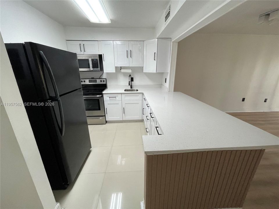 For Sale: $275,000 (1 beds, 1 baths, 810 Square Feet)