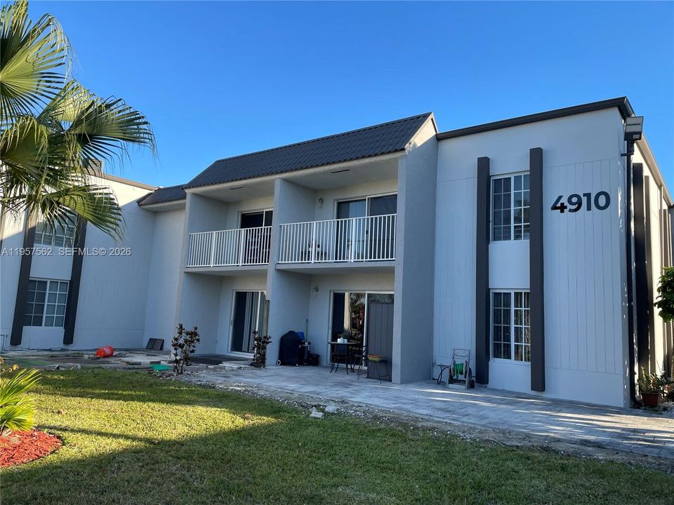 For Sale: $275,000 (1 beds, 1 baths, 810 Square Feet)