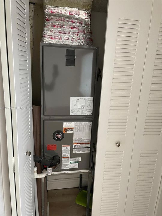 For Sale: $275,000 (1 beds, 1 baths, 810 Square Feet)