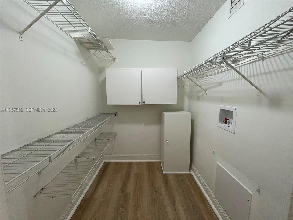 For Sale: $275,000 (1 beds, 1 baths, 810 Square Feet)