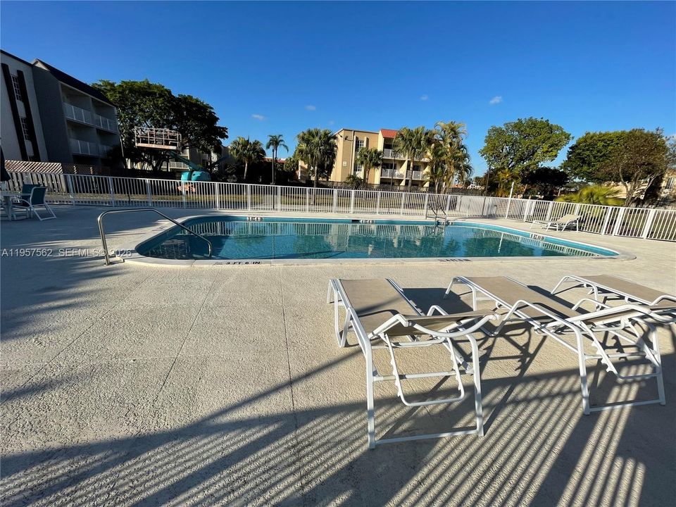 For Sale: $275,000 (1 beds, 1 baths, 810 Square Feet)