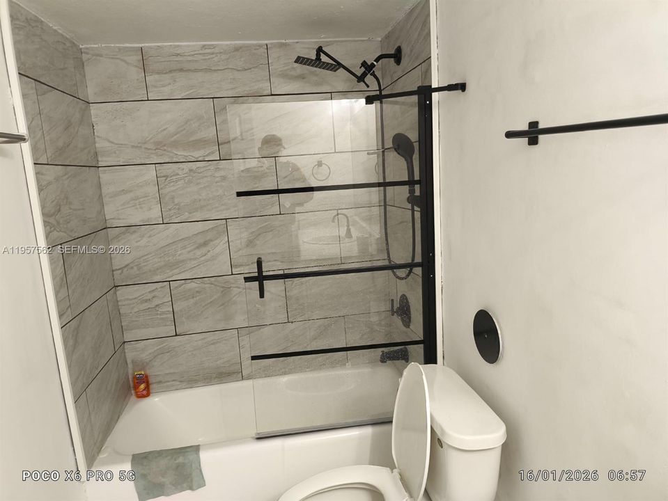 For Sale: $275,000 (1 beds, 1 baths, 810 Square Feet)