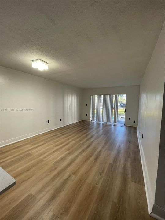 For Sale: $275,000 (1 beds, 1 baths, 810 Square Feet)