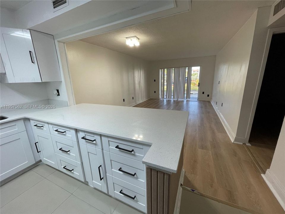 For Sale: $275,000 (1 beds, 1 baths, 810 Square Feet)