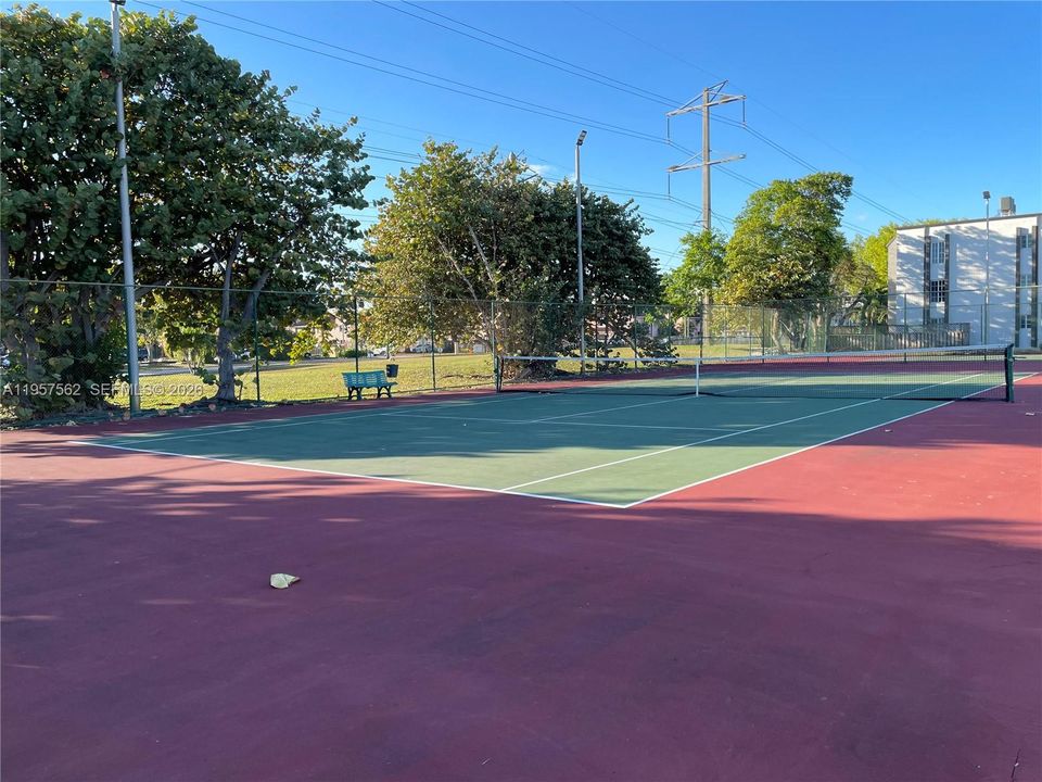 For Sale: $275,000 (1 beds, 1 baths, 810 Square Feet)