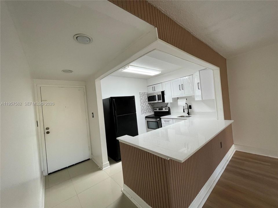 For Sale: $275,000 (1 beds, 1 baths, 810 Square Feet)