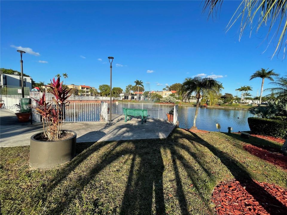 For Sale: $275,000 (1 beds, 1 baths, 810 Square Feet)