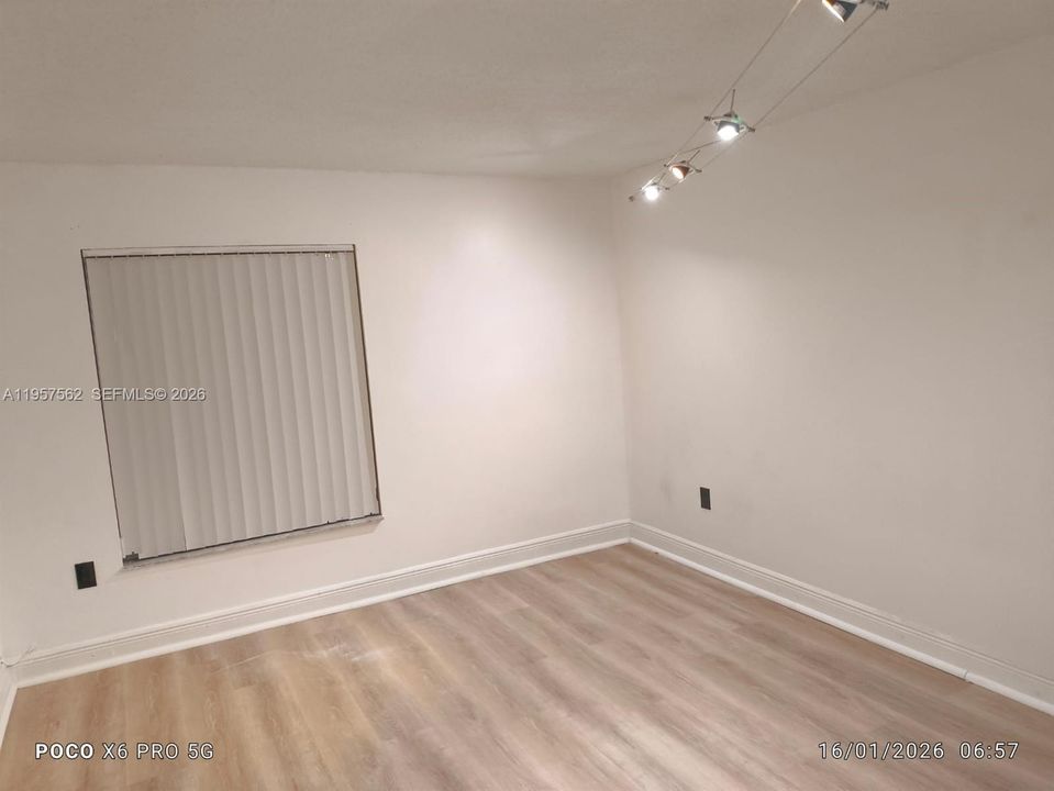 For Sale: $275,000 (1 beds, 1 baths, 810 Square Feet)
