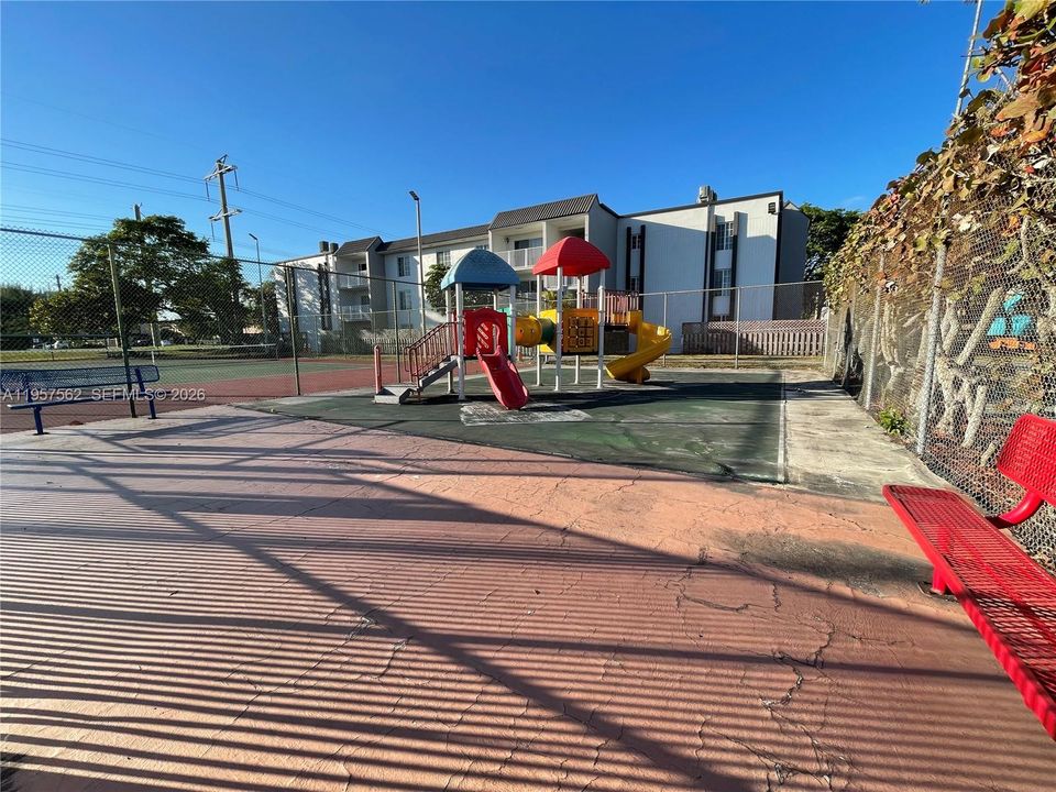 For Sale: $275,000 (1 beds, 1 baths, 810 Square Feet)