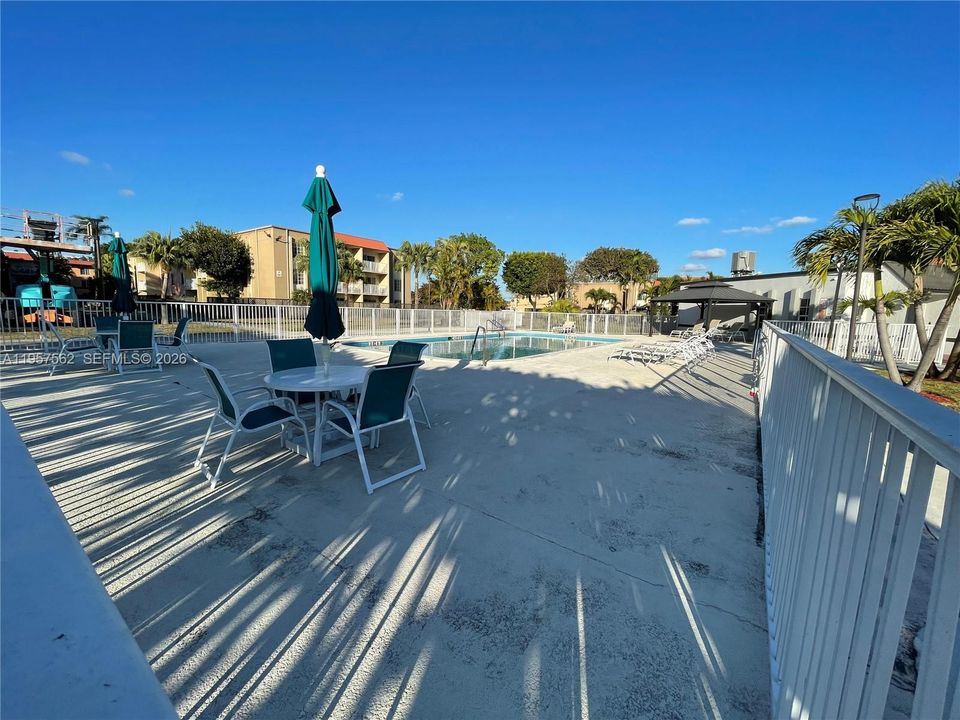 For Sale: $275,000 (1 beds, 1 baths, 810 Square Feet)